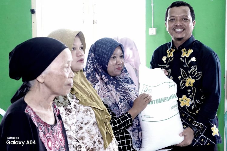 Bupati Pringsewu Serahkan Bantuan Pangan Kepada Warga Pandansari Selatan