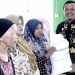 Bupati Pringsewu Serahkan Bantuan Pangan Kepada Warga Pandansari Selatan