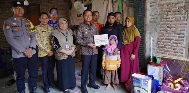 Bupati Pringsewu Serahkan Bantuan Korban Tenggelam Bendung Widara Payung